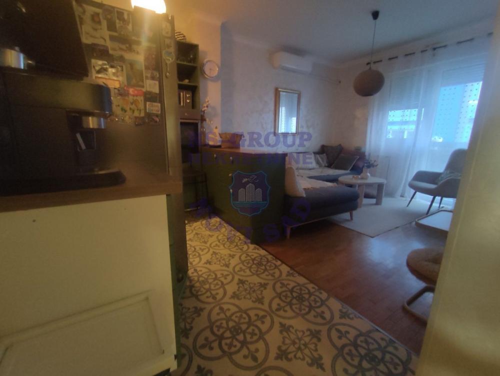 Slika 10 - Četvorosoban, 93m2, Grbavica Novi Sad, sa terasom, ima lift